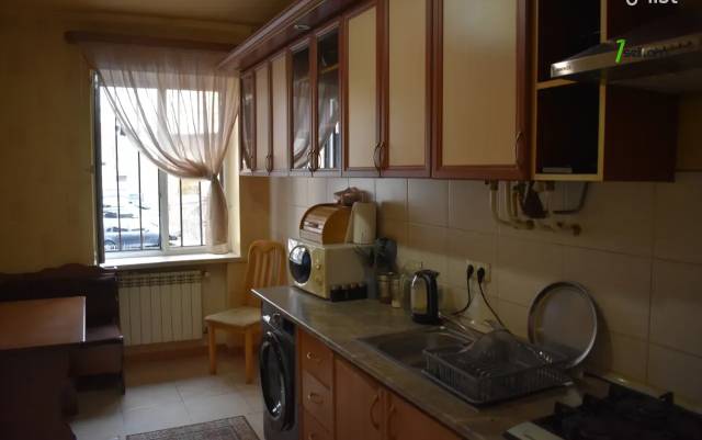 3 սենյականոց բնակարան Կարապետ Ուլնեցու փողոցում, 90 ք.մ., 2/6 հարկ, եվրովերանորոգված, քարե շենք