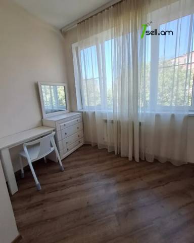 3 սենյականոց բնակարան Չարենցի փողոցում, 90 ք.մ., 3/5 հարկ, 2 սանհանգույց, բարձր առաստաղներ