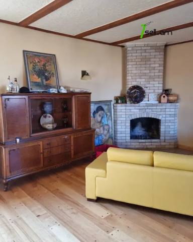 Երկու հարկանի քարե տուն Քեռու փողոցում Ձորաղբյուրում, 1200 քմ, 2 սանհանգույց, եվրովերանորոգված