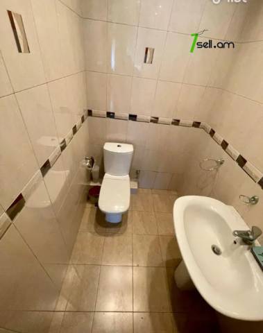 Ընդարձակ 4 սենյականոց բնակարան նորակառույց շենքում Զաքյան փողոցում, 270 ք.մ., 3+ սանհանգույց