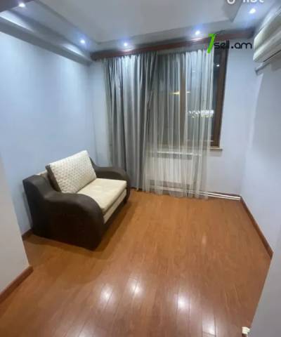 3 սենյականոց բնակարան Ռոստովյան փողոցում, 80 ք.մ., 1/5 հարկ, կապիտալ վերանորոգված, քարե շենք