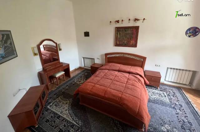 3 սենյականոց բնակարան Աբովյան փողոցում, 72 ք.մ., 2/4 հարկ, բարձր առաստաղներ, կապիտալ վերանորոգված