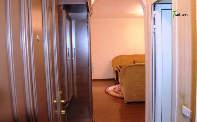 3 սենյականոց բնակարան Միխայիլ Սալտիկով-Շեդրինի փողոցում, 73 ք.մ., եվրովերանորոգված, քարե շենք