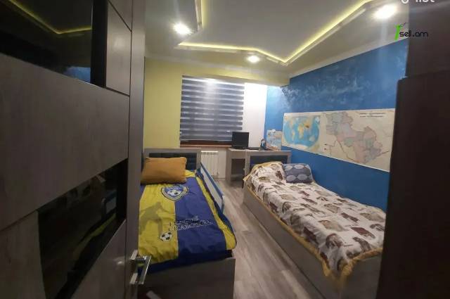 3 սենյականոց բնակարան Պարույր Սևակի փողոցում, 84 ք.մ., 2 սանհանգույց, եվրովերանորոգված, քարե շենք