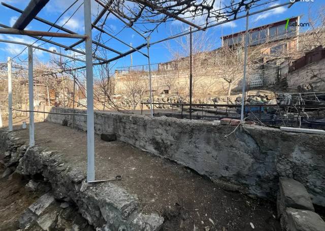 Մեկ հարկանի քարե տուն Բուժաշխատողների փողոցում Նորք Մարաշում, 96 քմ, կապիտալ վերանորոգված