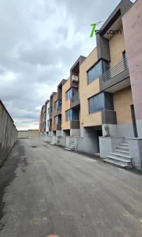 Երեք հարկանի քարե թաունհաուզ Նվեր Սաֆարյան փողոցում Ավանում, 351 ք.մ., 3+ սանհանգույց