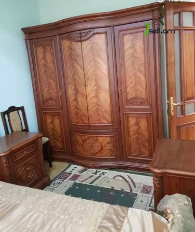 3 սենյականոց բնակարան Բարբյուսի փողոցում, 80 ք.մ., նախավերջին հարկ, կապիտալ վերանորոգված, քարե շենք