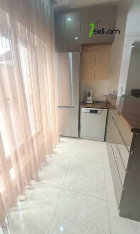 Երկու հարկանի քարե տուն Մայիսի 9-ի փողոցում Շենգավիթում, 150 քմ, 2 սանհանգույց, եվրովերանորոգված