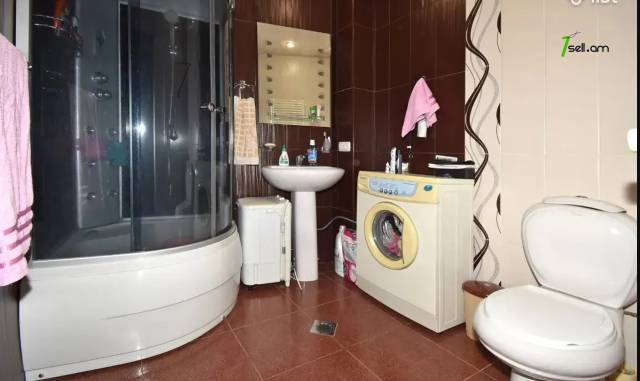 3 սենյականոց բնակարան նորակառույց շենքում Աղբյուր Սերոբի փողոցում, 130 ք.մ., 2 սանհանգույց