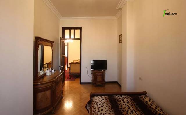 Երեք հարկանի քարե տուն Սևքարեցի Սաքոյի փողոցում Արաբկիրում, 600 ք.մ., 3+ սանհանգույց