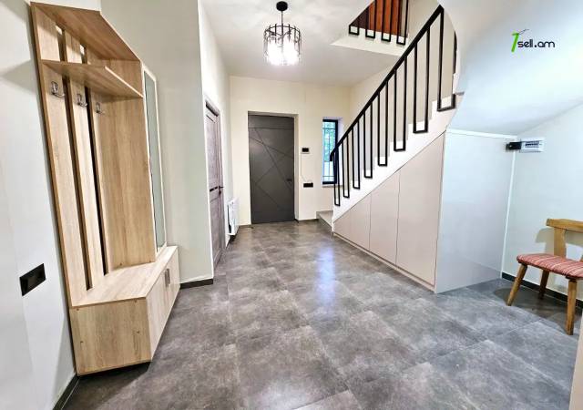 Երկու հարկանի քարե տուն Զովունի 6 փողոցում Զովունիում, 470 ք.մ., 2 սանհանգույց, կապիտալ վերանորոգված