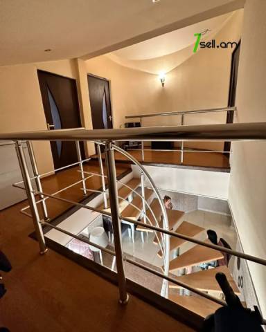 4 սենյականոց բնակարան Մեսրոպ Մաշտոցի պողոտայում, 135 ք.մ., 2 սանհանգույց, կապիտալ վերանորոգված