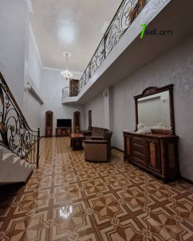 Երեք հարկանի քարե տուն Գաջեգործների փողոցում Էրեբունիում, 900 քմ, 2 սանհանգույց