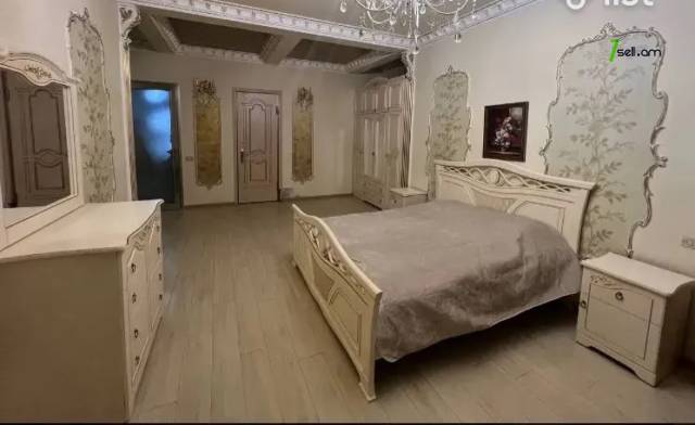 4 սենյականոց բնակարան Մաշտոցի պողոտայում, 133 ք.մ., 2 սանհանգույց, բարձր առաստաղներ
