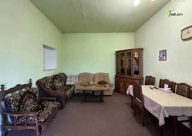 Երկու հարկանի քարե տուն 1-ին փողոցում Պտղնիում, 302 քմ, 2 սանհանգույց, մասնակի վերանորոգում