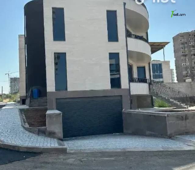 Չորս հարկանի թաունհաուզ 50-րդ փողոցում Արաբկիրում, 500 ք.մ., 3+ սանհանգույց