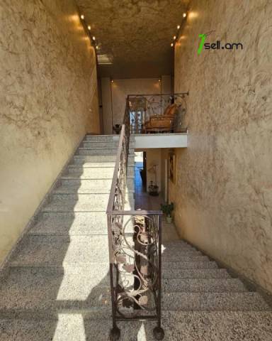 Երկու հարկանի քարե տուն Չարենցի փողոցում կենտրոնում, 740 ք.մ., 3+ սանհանգույց, կապիտալ վերանորոգված