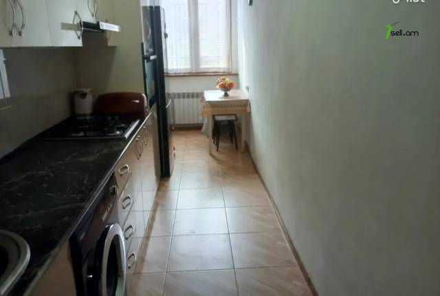 3 սենյականոց բնակարան, Աթոյան փողոցի նրբանցք, 82 քմ, 2/5 հարկ, կապիտալ վերանորոգված, քարե շենք