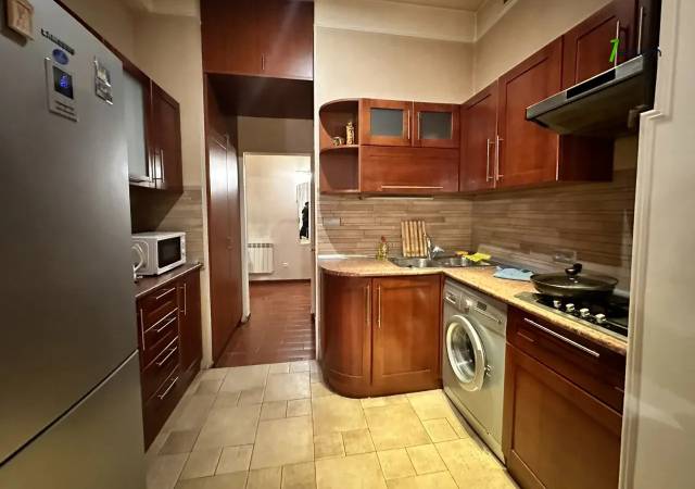 2 սենյականոց բնակարան Մաշտոցի պողոտայում, 60 ք.մ., բարձր առաստաղներ, 2/5 հարկ, կոսմետիկ վերանորոգում