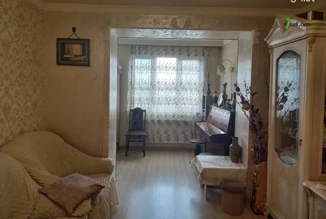 3 սենյականոց բնակարան Թոթովենցի փողոցում, 102 քմ, մի քանի պատշգամբ, կապիտալ վերանորոգված, քարե շենք