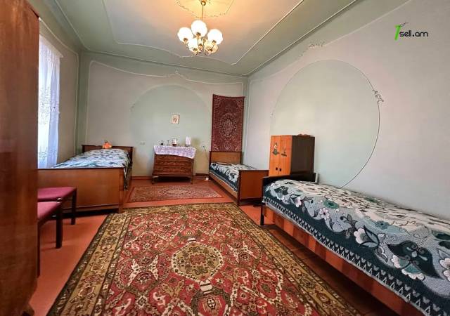 Մեկ հարկանի քարե տուն Սարի Թաղ 1-ին փողոցում կենտրոնում, 205 ք.մ., կոսմետիկ վերանորոգում