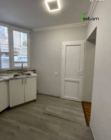 Մեկ հարկանի քարե տուն Նալբանդյան փողոցում կենտրոնում, 50 ք.մ., եվրովերանորոգված