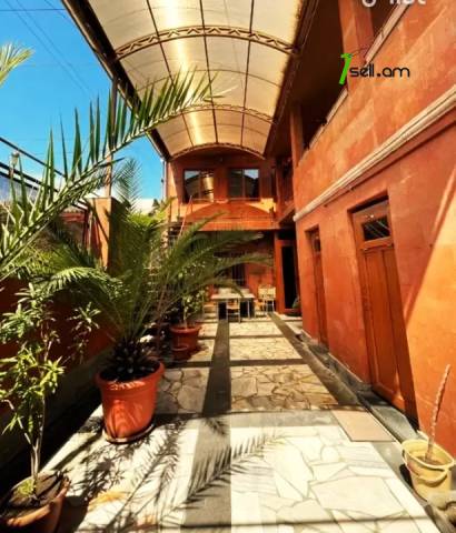 Երեք հարկանի քարե տուն Էրեբունիում, 134 ք.մ., 3+ սանհանգույց, կապիտալ վերանորոգված