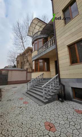 Երեք հարկանի քարե տուն Մարշալ Բաբաջանյանի փողոցում Ավանում, 420 ք.մ., 2 սանհանգույց