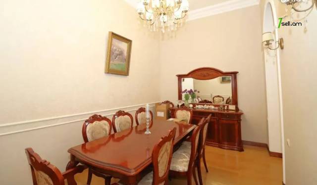 3 սենյականոց բնակարան Մոսկովյան փողոցում, 110 ք.մ., նախավերջին հարկ, բարձր առաստաղներ