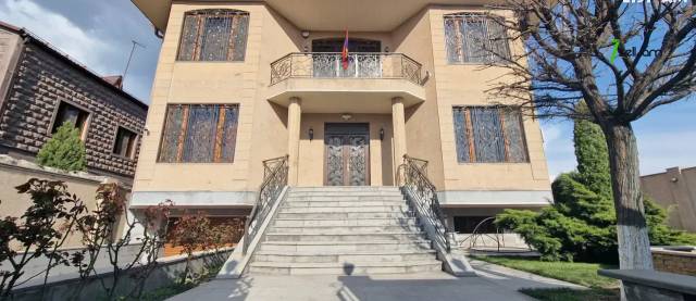 Երկու հարկանի քարե տուն Աջափնյակում, 360 ք.մ., 3+ սանհանգույց, եվրովերանորոգված