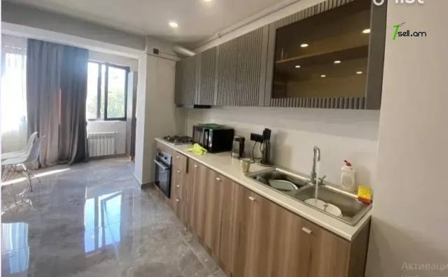 3 սենյականոց բնակարան Սունդուկյան փողոցում, 80 ք.մ., նախավերջին հարկ, մի քանի պատշգամբ