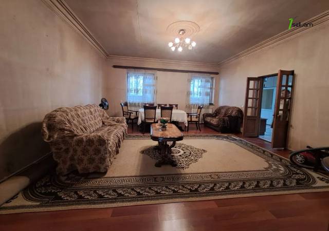 Մեկ հարկանի քարե տուն 5-րդ փողոցում Զովունիում, 350 ք.մ., մասնակի վերանորոգում