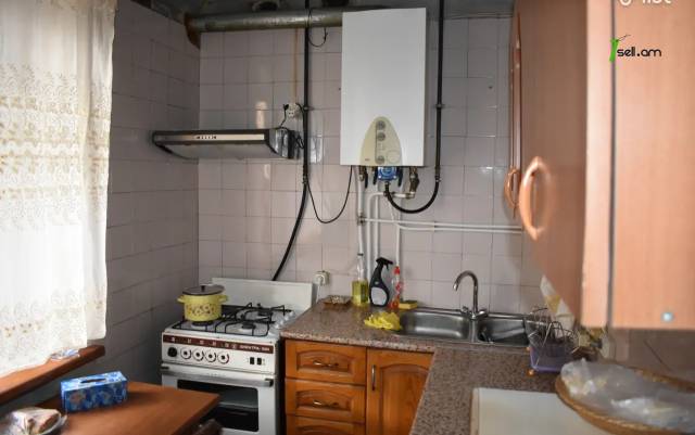 4 սենյականոց բնակարան Լվովյան փողոցում, 76 ք.մ., 1/5 հարկ, քարե շենք