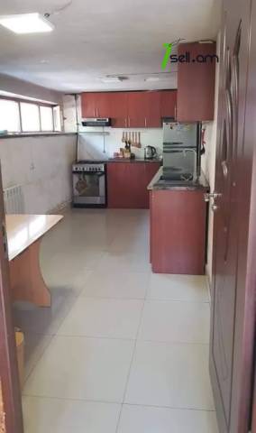 Երկու հարկանի քարե տուն Ավանում, 470 ք.մ., 2 սանհանգույց