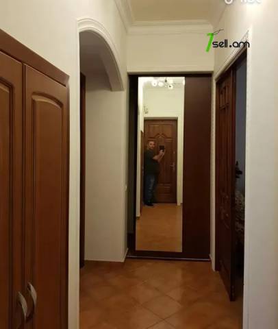 3 սենյականոց բնակարան Բարբյուսի փողոցում, 80 ք.մ., նախավերջին հարկ, կապիտալ վերանորոգված, քարե շենք