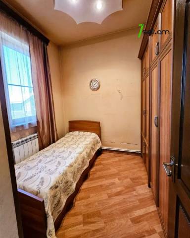 Երկու հարկանի քարե տուն Օստրովսկու փողոցում կենտրոնում, 380 քմ, 2 սանհանգույց, եվրովերանորոգված