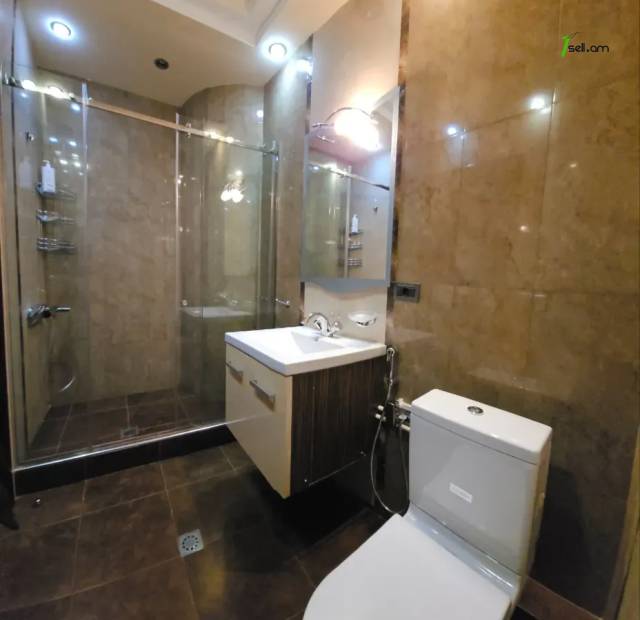 Ընդարձակ 3 սենյականոց բնակարան նորակառույց շենքում Աբովյան փողոցում, 185 ք.մ., 10/14 հարկ