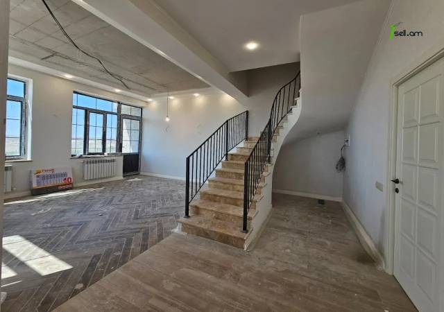 Երկու հարկանի քարե թաունհաուզ Ալբերտ Էյնշտեյնի փողոցում Քանաքեռավանում, 654 ք.մ., 3+ սանհանգույց