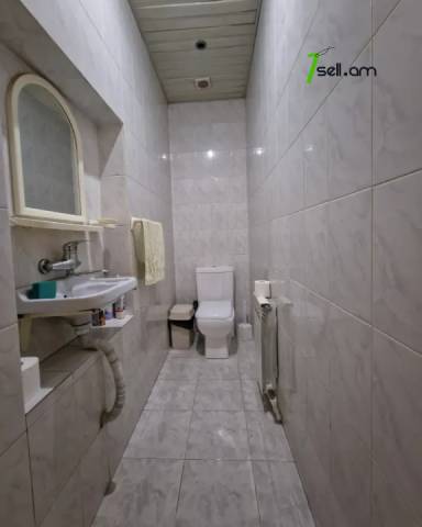 Երեք հարկանի քարե տուն Դավիթ Բեկի փողոցում Էրեբունիում, 2550 ք.մ., 3+ սանհանգույց, մեծ հողամաս