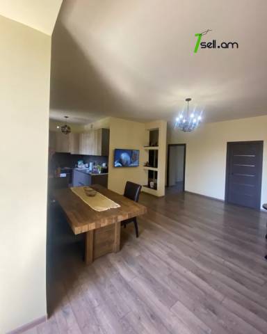 4 սենյականոց բնակարան Կոմիտասի պողոտայում, 91 ք.մ., բարձր առաստաղներ, մի քանի պատշգամբ, 3/5 հարկ