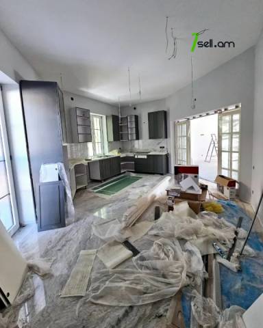 Երեք հարկանի քարե տուն Գևորգ Վարդանյան փողոցում Արաբկիրում, 1660 քմ, 3+ սանհանգույց