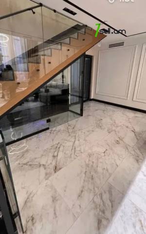 Երկու հարկանի թաունհաուզ Վերին Անտառային փողոցում կենտրոնում, 250 ք.մ., 3+ սանհանգույց