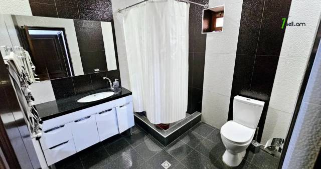 Երեք հարկանի քարե տուն Մարշալ Բաբաջանյանի փողոցում Ավանում, 420 ք.մ., 2 սանհանգույց