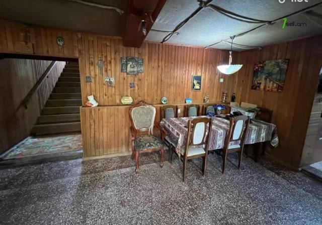 Երկու հարկանի քարե տուն Առափնյա փողոցում Եղվարդում, 207 ք.մ., 2 սանհանգույց