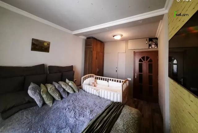 3 սենյականոց բնակարան Ռայնիսի փողոցում, 70 ք.մ., նախավերջին հարկ, կապիտալ վերանորոգված