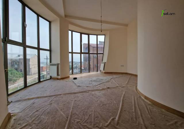 Երեք հարկանի քարե տուն, Նոյ թաղամաս Աջափնյակում, 600 ք.մ., 3+ սանհանգույց, եվրովերանորոգված