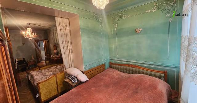 2 սենյականոց բնակարան Կուրղինյան փողոցում, 65 ք.մ., 2/5 հարկ, մասնակի վերանորոգում, քարե շենք