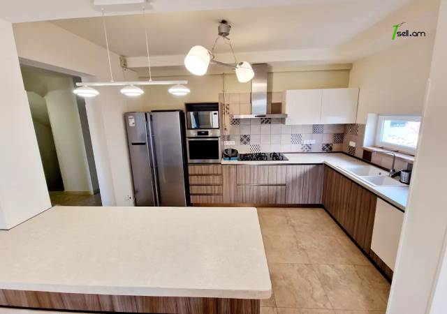 Երեք հարկանի քարե թաունհաուզ, Վահագնի Թաղամաս Աջափնյակում, 400 ք.մ., 3+ սանհանգույց