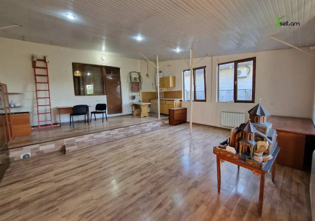 Երկու հարկանի քարե տուն Մարշալ Բաղրամյան պողոտայում կենտրոնում, 130 ք.մ., եվրովերանորոգված