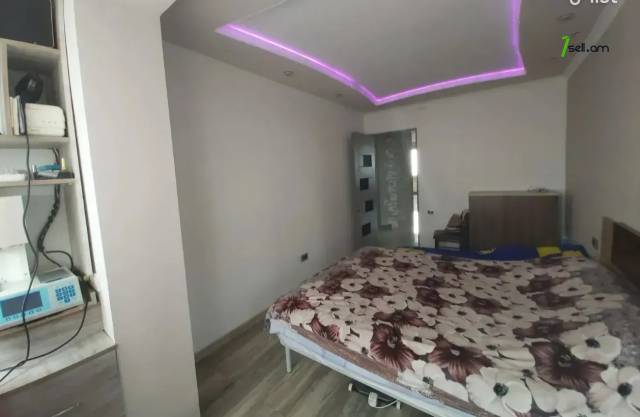 3 սենյականոց բնակարան Պարույր Սևակի փողոցում, 84 ք.մ., 2 սանհանգույց, եվրովերանորոգված, քարե շենք